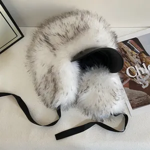 Dettaglio del colbacco invernale in ecopelliccia con visiera nera e morbido peluche