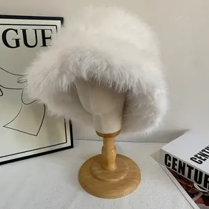 Detalle de gorro estilo pescador de piel sintética blanca con textura suave y muy esponjosa