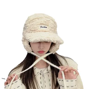 Chapeau trappeur en laine d'agneau beige avec écusson Freedom et liens tressés chauds