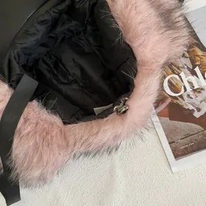 Dettaglio colbacco in ecopelliccia rosa con fodera trapuntata e fibbia di regolazione