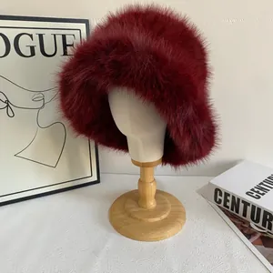 Detalle de un sombrero de pescador de piel sintética burdeos suave en un maniquí