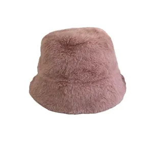 Pluche faux fur vissershoed in oudroze voor dames warme en stijlvolle wintermuts
