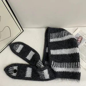 Cagoule rayée en tricot avec écharpe intégrée pour une protection hivernale