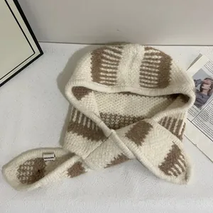 Détails du tricot et du motif à rayures de l'écharpe à capuche épaisse en crème et marron
