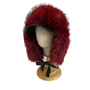 Colbacco in ecopelliccia rosso scuro con visiera in pelle nera e nastro per l'inverno