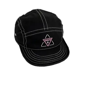 Schwarze 5-Panel Camp Cap mit weißen Kontrastnähten und pinkfarbenem Dreieck-Sticklogo