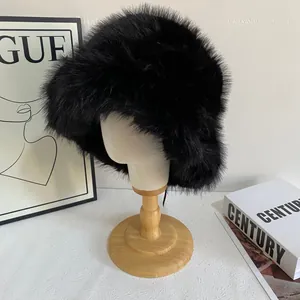 Detalle del sombrero de pescador de invierno en piel sintética negra con textura de peluche