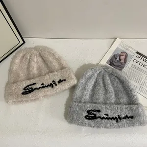 Gorros de punto elásticos en beige y gris con elegante bordado de letras cursivas