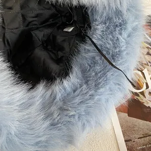 Detalle de gorro de piel sintética azul claro con forro acolchado y cordón ajustable