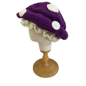 Berretto a fungo all'uncinetto in lana viola con pois bianchi e pizzo elegante