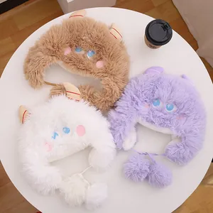 Vista dettagliata di cappelli di peluche con orecchie da mostro e corna in tre colori