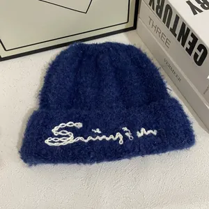 Gorro de punto de felpa azul oscuro con bordado artístico blanco y diseño de doblez