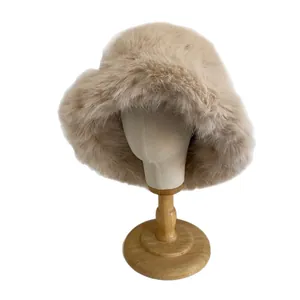 Sombrero de pescador de piel sintética beige para invierno sobre un modelo de cabeza
