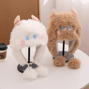 Dettaglio del cappello peluche mostro con paraorecchi, corna, grandi occhi e pompon