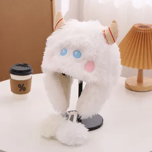 Dettaglio del cappello mostro in peluche bianco con corna e morbidi pompon