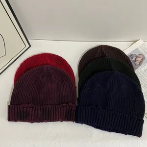 Bonnet en maille côtelée pour femme style usé en cinq couleurs avec détails effilochés