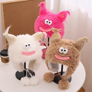 Vue détaillée des bonnets monstres en peluche rose, beige et marron aux yeux cartoon
