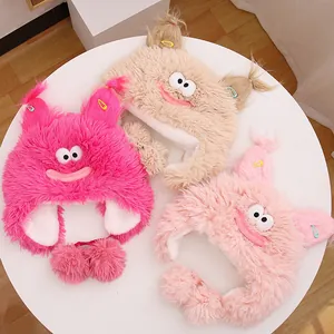 Vue détaillée de bonnets monstres en peluche rose, beige et rose clair au design drôle