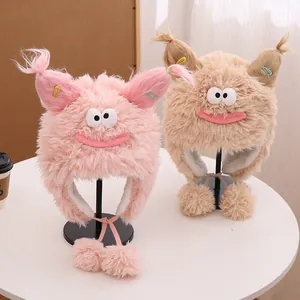 Bonnets de monstre rigolos en peluche rose et kaki avec yeux de dessin animé et pompons