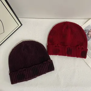 Bonnets en maille vintage violet et rouge avec détails usés style urbain tendance