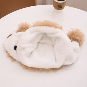 Dettaglio della spessa fodera in velluto d'agnello bianco e del cappello in peluche kaki