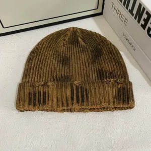 Vue détaillée d'un bonnet en maille marron vintage avec effet tie-dye et détails déchirés