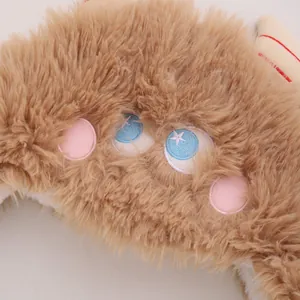 Dettaglio del cappello di peluche a mostro con ricamo di occhi blu e morbida ecopelliccia