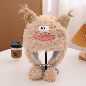 Détail du bonnet monstre en peluche kaki avec de grands yeux et rabats pour l'hiver