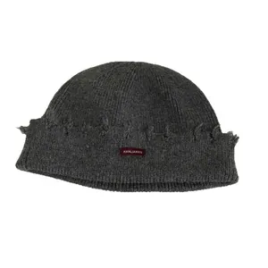 Gorro de punto grueso gris oscuro con detalles deshilachados y etiqueta roja tejida