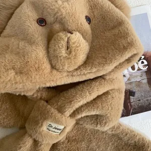 Detailansicht der Plüsch-Teddybär-Mütze-Schal-Kombi mit weicher Textur und Ohren