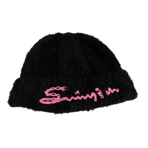 Gorro de punto negro grueso con bordado Springin rosa para calor de otoño e invierno