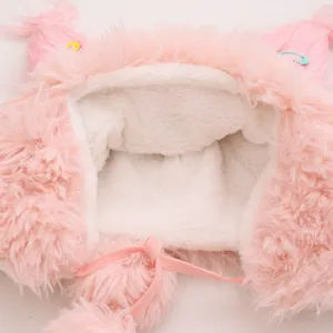 Gros plan du bonnet peluche rose avec doublure douce en fourrure et détails d'oreilles