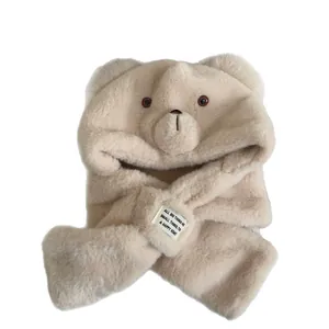 Beigefarbener Bären-Plüsch-Kapuzenschal mit Ohren und Textetikett für den Winter