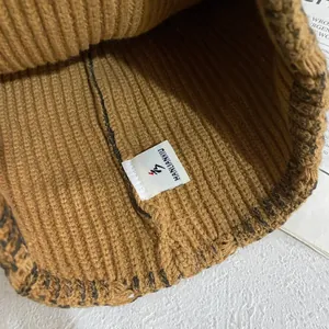 Vue détaillée de l'intérieur du bonnet en maille marron avec bordure léopard et étiquette