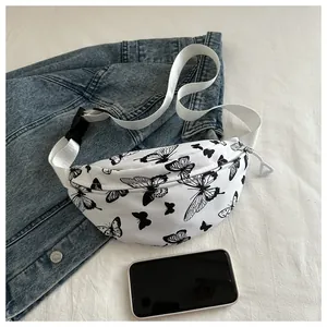 Borsa a tracolla in tela bianca con farfalle e smartphone per riferimento alle dimensioni