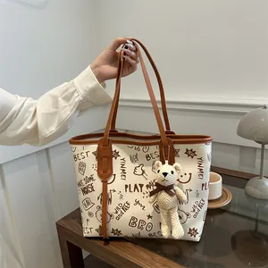 Elegante borsa tote in PU crema con stampe graffiti e ciondolo a forma di orso