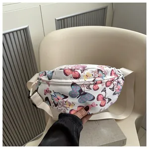 Dettaglio del marsupio trendy in tela bianco sporco con vivaci motivi a farfalla colorata