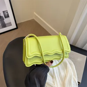 Borsa a tracolla verde neon con bordi a conchiglia e design a soffietto elegante