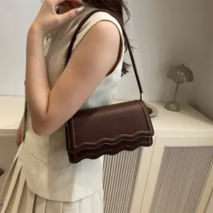 Borsa a spalla elegante in PU marrone scuro con patta a onde e dettagli in metallo
