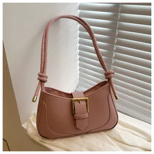 Détail du sac croissant vintage avec boucle dorée et texture en cuir PU mat raffiné