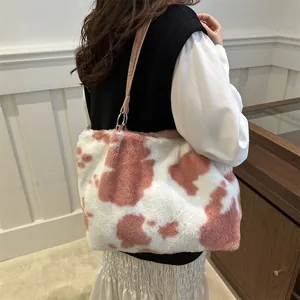 Grande borsa tote in peluche con motivo a mucca rosa e tracolla sottile