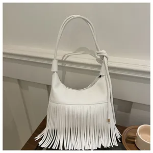 Detalle del bolso hobo de cuero lichi blanco con flecos largos y correa de cuerda