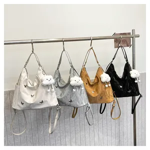 Détail de sacs polyvalents en quatre couleurs avec charmes papillons et pendentifs nuages doux