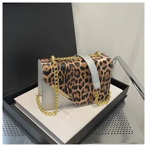 Dettaglio borsa leopardata con ecopelle argento e tracolla a catena dorata elegante