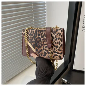 Dettaglio della borsa leopardata con tracolla a catena dorata e inserto in metallo