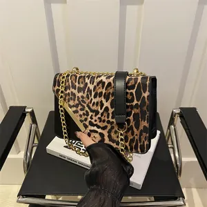 Borsa a tracolla leopardata con catena dorata e dettagli in pelle nera stile moderno