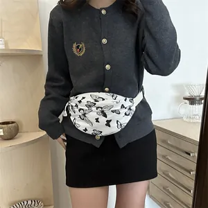 Marsupio bianco da donna con stampe di farfalle nere e tracolla regolabile alla moda