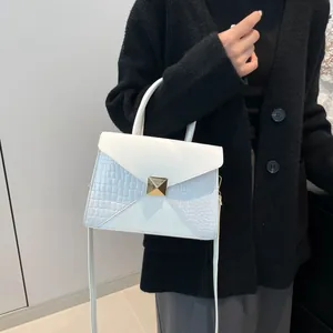 Sac à main blanc minimaliste style enveloppe avec rivet doré et détails effet crocodile