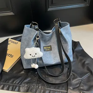 Grand sac cabas en denim bleu avec lanières en cuir noir et charm nuage en peluche