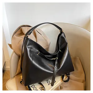 Detailansicht der schwarzen PU-Leder Hobo-Tasche mit polierten goldenen Beschlägen